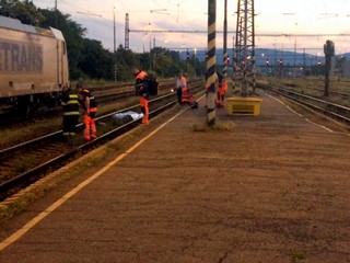 V sobotu večer vošiel pred prechádzajúci vlak muž, na mieste zomrel