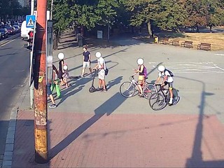 Muž napadol cudzinku s malými deťmi, nepoznáte ho?