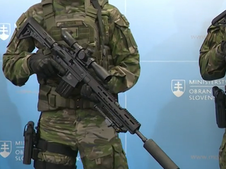 Slovenskí vojaci dostanú nové uniformy. Rezort obrany predstavil aj nové zbrojenie