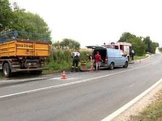 Pred zákrutou dostal šmyk vbehol rovno pod kolesá nákladného auta