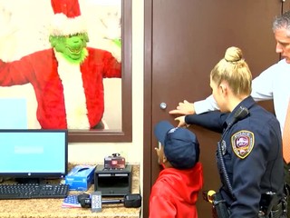 Chlapec zavolal na políciu, aby prišla zatknúť škriatka. Vraj chcel ukradnúť Vianoce