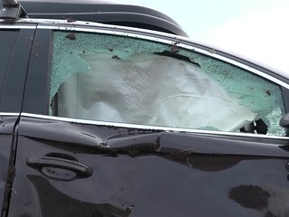 Dodávka narazila do auta s otcom a deťmi. Auto s deťmi sa po náraze prevrátilo