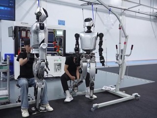 Masová výroba humanoidných robotov. Čína spustila prvú automatizovanú výrobnú linku