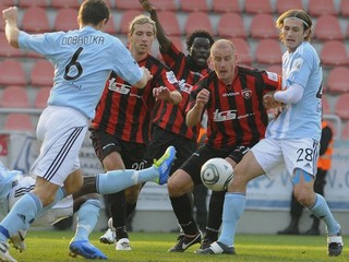 Trnava doma po 4 rokoch zdolala Slovan, pred štadiónom horelo