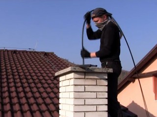 Kominár dvom mladíkom nepriniesol šťastie. Policajti našli drogy