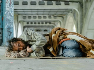 Sú nebezpeční a všetko minú na alkohol: TOTO je 7 najväčších mýtov o ľuďoch bez domova!