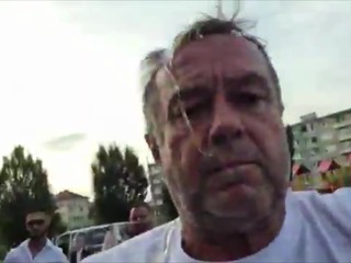 VIDEO: Na poslanca Pročka zaútočili uprostred mesta, hodili mu vajce na hlavu