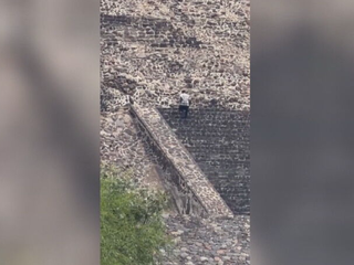 Streľba pri slávnych pyramídach: Muž zastrelil turistku a ďalších zranil