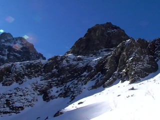 Nad Tatrami sa neblýska, ale zasvietilo slnko. Turisti dúfajú, že na lepšie časy