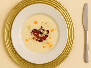 Jemná cesnaková polievka so slaninovými chipsami a opečenými mandľami