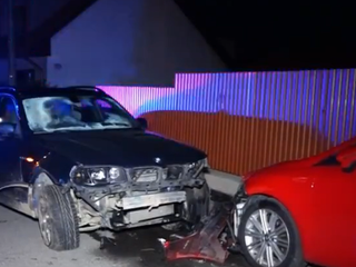 Arogantný vodič sa pod vplyvom alkoholu rútil ulicami mesta. Poškodil niekoľko osobných áut