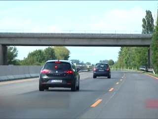 Ak jazdíte na diaľnici v strednom pruhu, môžete dostať pokutu