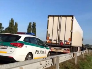 Kamión zrazil na diaľnici D2 chodca