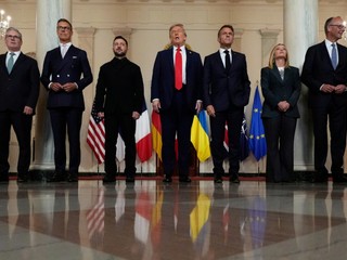 Skrytý odkaz pre Trumpa. Odborník na etiketu poukázal na Macronove gesto