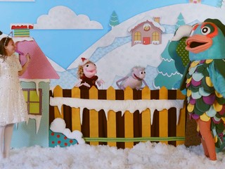 Máme pre vás tip na skvelý prázdninový program pre malé deti! Pozrite si nový Zimný príbeh Haničky a Murka, ktorý vás zabaví aj roztancuje!