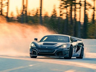 TEST: Elektrické monštrum s viac ako 1900 koňmi na snehu!