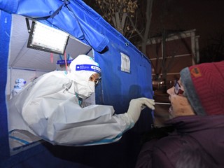 Karanténa pre pozitívnych trvá päť dní, NCZI zverejnilo návod ako stiahnuť Covid preukaz