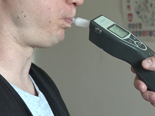 Nečakaná kontrola v obci: Policajti prerušili rokovanie, starostka aj poslanci museli fúkať