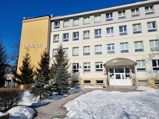 Pre mrazy zostali v Poľsku zatvorené stovky škôl, na uliciach pribudli vyhrievané stany