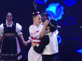 Zavesená za vlasy vzdala hold slovenskému folklóru: Takto si akrobatka uctila naše tradície!