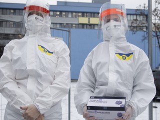 Medici si dištančné vzdelávanie nemôžu dovoliť. Ich prax sú nemocnice, ministerstvo zvažuje výnimku