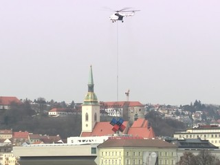 Netradičný prevoz netradičných diel na netradične krátkej vzdialenosti