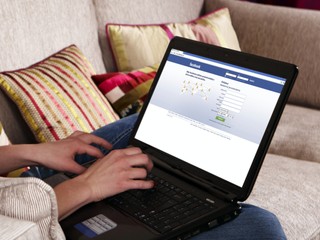 Ohováranie, urážky aj nevhodný obsah. Polícia varuje pred temnou stranou internetu