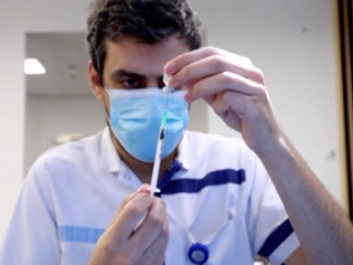 Čakáreň na očkovanie spustili. Ľudia hlásia prvé výpadky na stránke