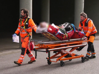 36-ročného pilčíka zasiahol padajúci konár, do akcie letel aj záchranársky vrtuľník