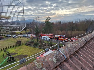 Rodinný dom zachvátili plamene. Hasiči v ňom našli osobu bez známok života