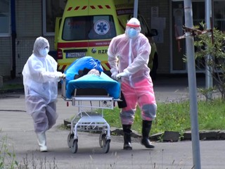 Opäť stúpa počet hospitalizovaných pacientov, v nemocniciach už začínajú pomáhať medici
