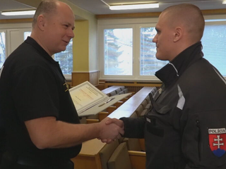 Riskovali životy pri zrážke rýchlikov. Policajtov z Rožňavy ocenili medailou ministra