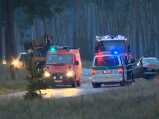 Muž narazil do stromu, viezol sa s bábätkom