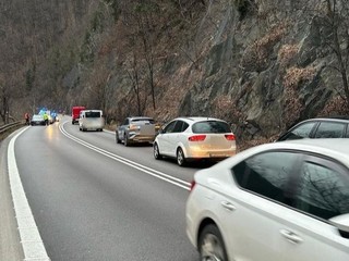 Cesta zo Žiliny je odrezaná. Chaos spôsobili popadané kamene pod Strečnom