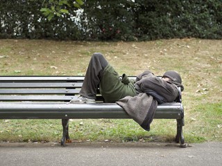 Bezdomovec našiel v taške 17 tisíc dolárov. Pozrite, čo s nimi urobil