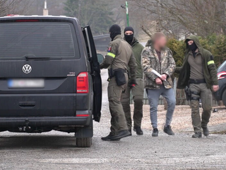 Policajná akcia na východe: Po razii sú štyria obvinení z podvodov s nehnuteľnosťami