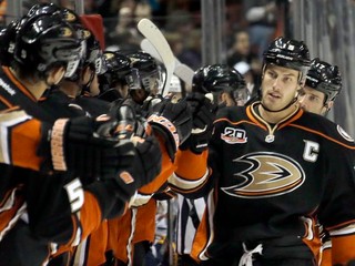 Getzlaf sa dočkal prvého hetriku, Selännne 1400. zápasu