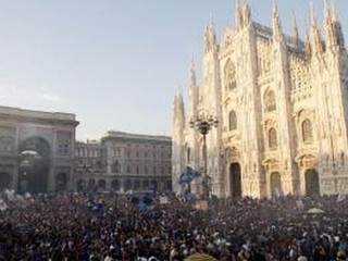 Ušatú trofej v Miláne na úsvite vítalo 40.000 fanúšikov