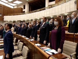 Nielen parlamentný bufet je kameňom úrazu. Politici majú problém aj s rúškami