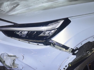 Za volant si sadla poriadne "pod parou". Zdemolovala plot aj zaparkované auto