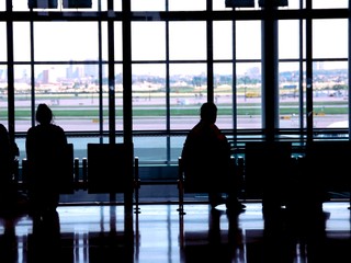 Plastové prepravky pri kontrole batožiny sú nehygienickejšie než záchodové misy