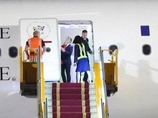 Facka rovno pred novinármi? Prezidenta Macrona udrela jeho manželka