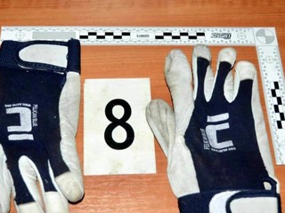 Seniorku prepadli v jej dome lupiči. Udreli ju, žiadali od nej peniaze a vyhrážali sa smrťou