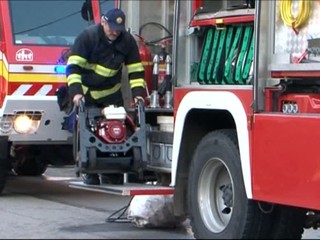 Rodine nielen horela strecha nad hlavou, dom zatápala aj voda z prasknutého potrubia