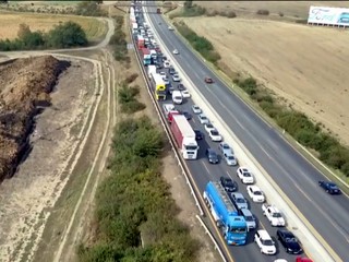 Žena porodila vo vlaku. Pre nehodu stáli autá v 11-kilometrovej zápche