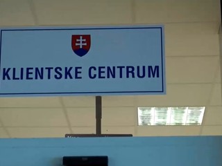 Do Klientskeho centra vošiel muž s taškou v ruke. Tvrdil, že v nej má bombu