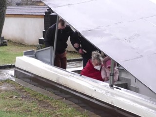 Protiatómový kryt ako Boží hrob: Obyvatelia sa tam chodia pokloniť k Božiemu telu