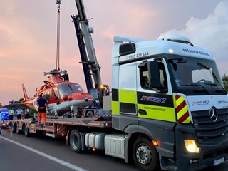 Kuriózne odťahovanie motorového vozidla: Previezť bolo treba záchranný vrtuľník