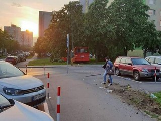 Nehoda autobusu v Dúbravke. Rútil sa nekontrolovateľne po chodníku