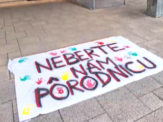 Na východnom Slovensku vyšli do ulíc: Rušenie pôrodnice odmietajú